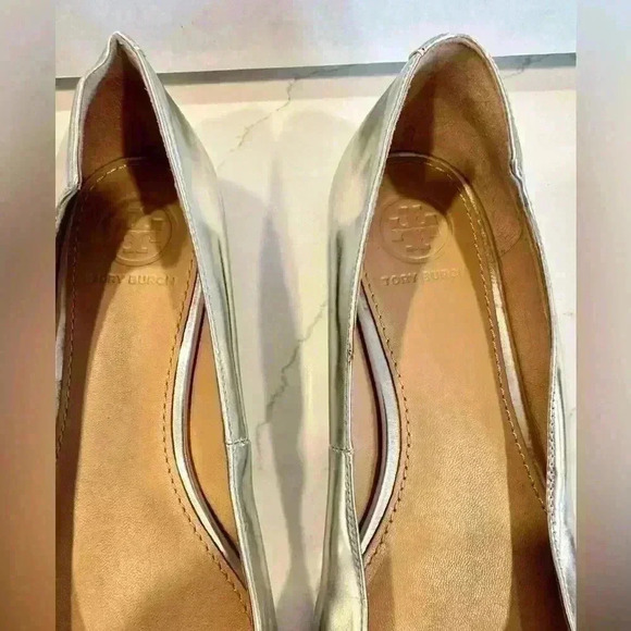 Tory Burch Silver Flats with Custom Pearl Logo with Gold Trim design (Size 5) - Picture 6 of 8